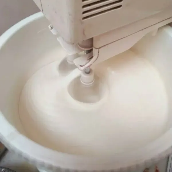 Mixer adonan selama 10 menitan dengan kecepatan tinggui sampe adonan menjadi mengembang putih kental.