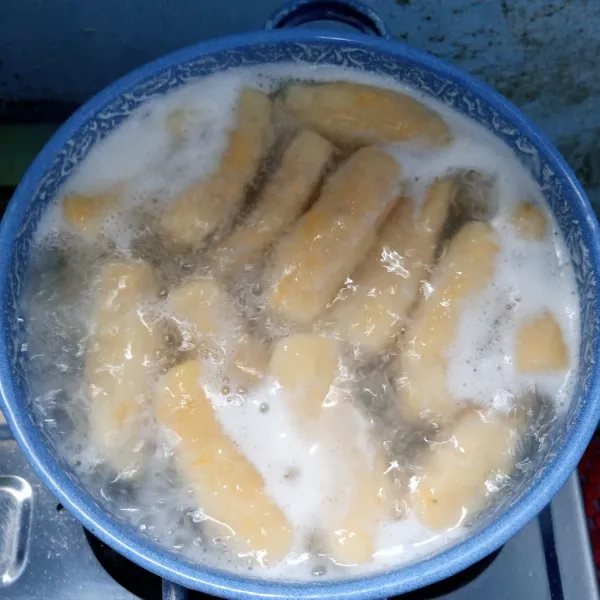 Didihkan air. Tambahkan minyak goreng. Masukkan pempek. Rebus sampai matang dan mengambang. Angkat dan tiriskan.