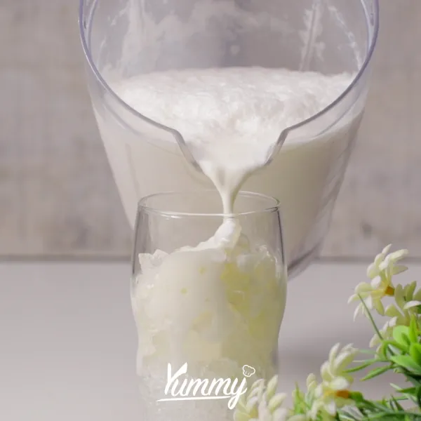 Siapkan gelas saji, tuangkan coconut shake ke dalamnya, kemudian berikan topping es krim kopyor, sirup kelapa, dan kelapa kering sesuai selera. Coconut Shake siap untuk disajikan.