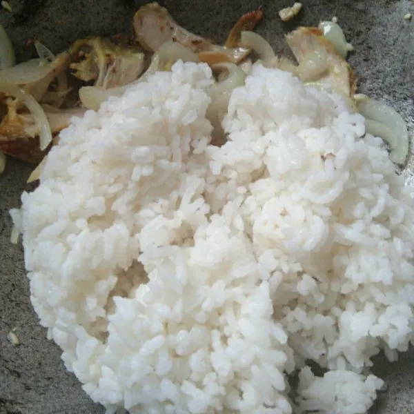 Tambahkan nasi, aduk rata masak hingga nasi panas merata
