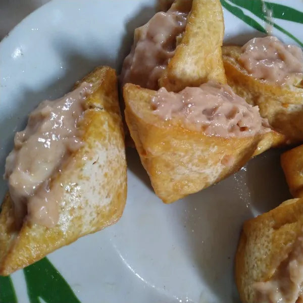 Belah tengah tahu, lalu masukkan adonan udang, lalu goreng lagi sampai matang.