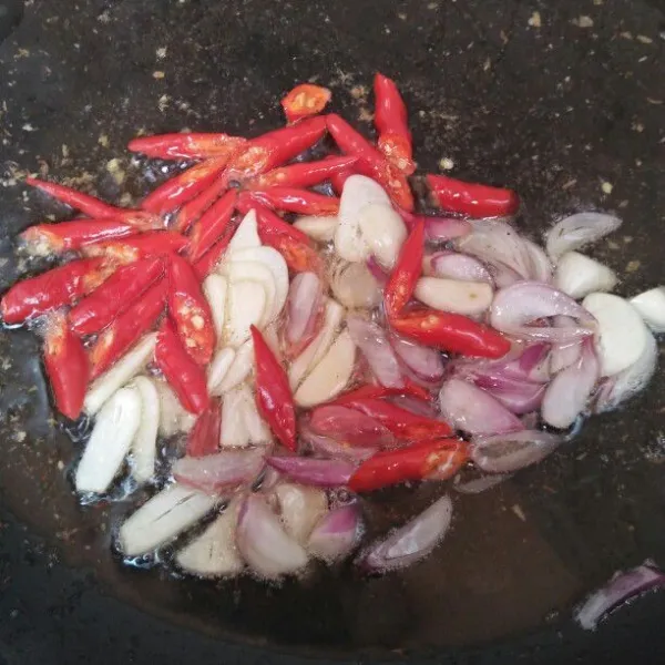 Tumis bawang merah, bawang putih, dan cabe merahnya sampai layu masukan juga daun salamnya.