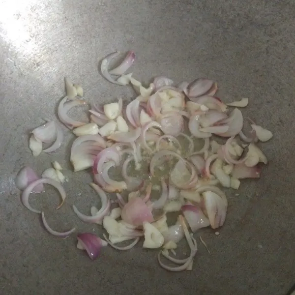 Tumis bawang putih dan bawang bombay sampai layu.