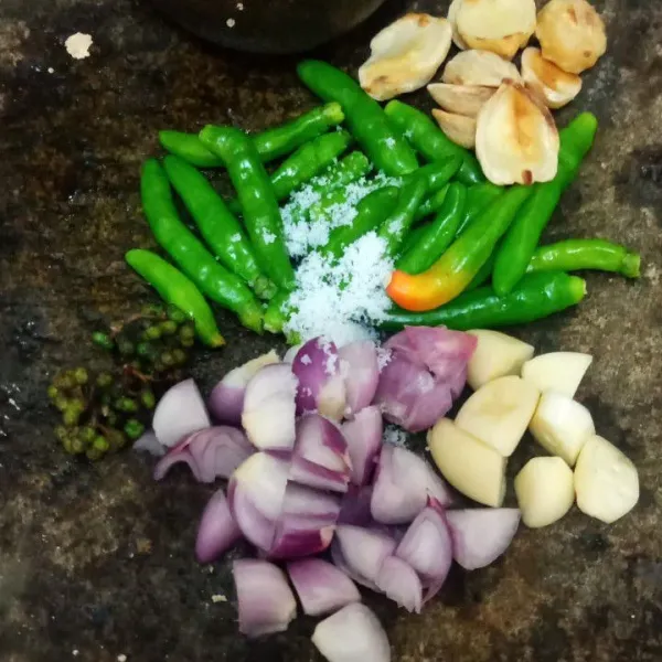 Campurkan cabai, bawang merah, bawang putih, kemiri, andaliman dan serai, ulek sampai halus.