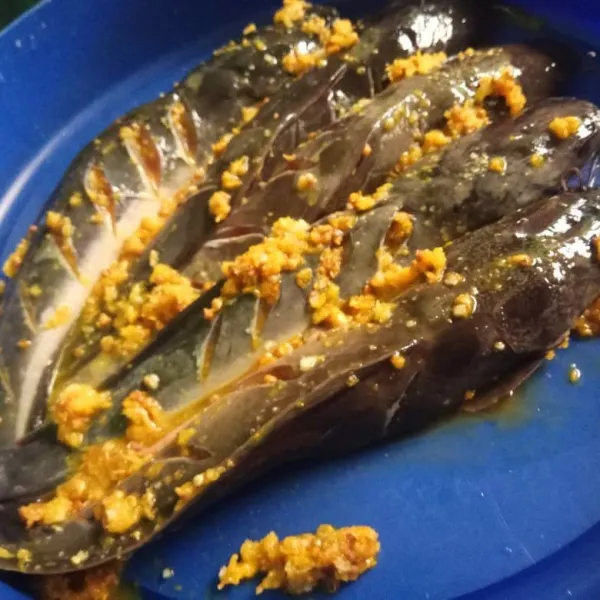 Lumuri ikan dengan mumbu. Tunggu 15 menit agar bumbu meresap.