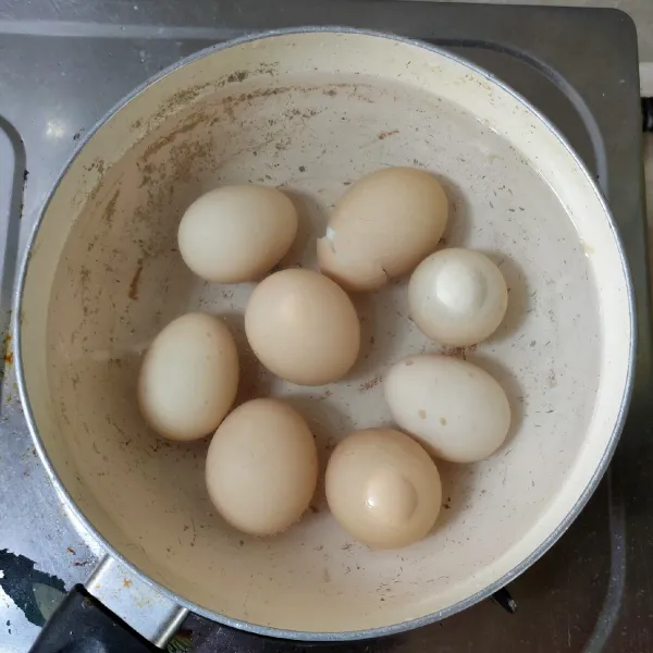 Telur direbus hingga matang, lalu kupas kulitnya.