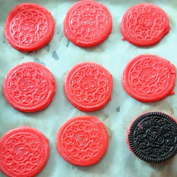 Setelah di bentuk koin tata di loyang yang di alas pakai kertas baking  dan taken pakai Oreo asli untuk mendapatkan motif Oreo.