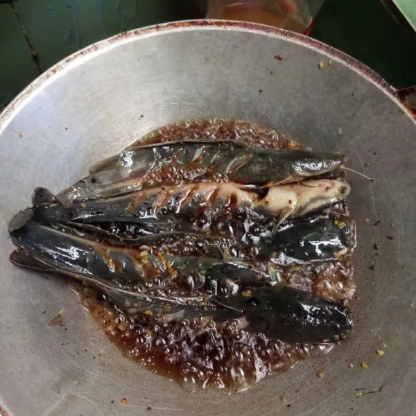Goreng ikan lele dengan api kecil agar matang sampai kedalam, tunggu samapi kuning kecoklatan dan ikan lele siap disajikan.