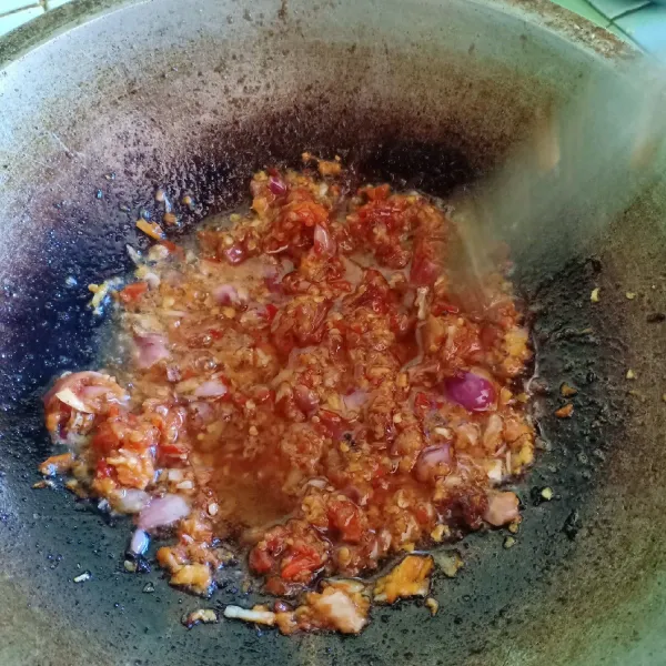 Tumis bumbu hingga tanak.