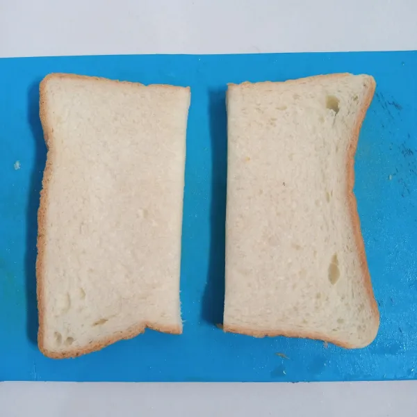 Potong roti tawar menjadi dua.