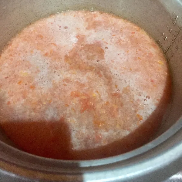 Masak air hingga mendidih lalu masukkan tumisan bawang tersebut, tambah tomat yang sudah halus.