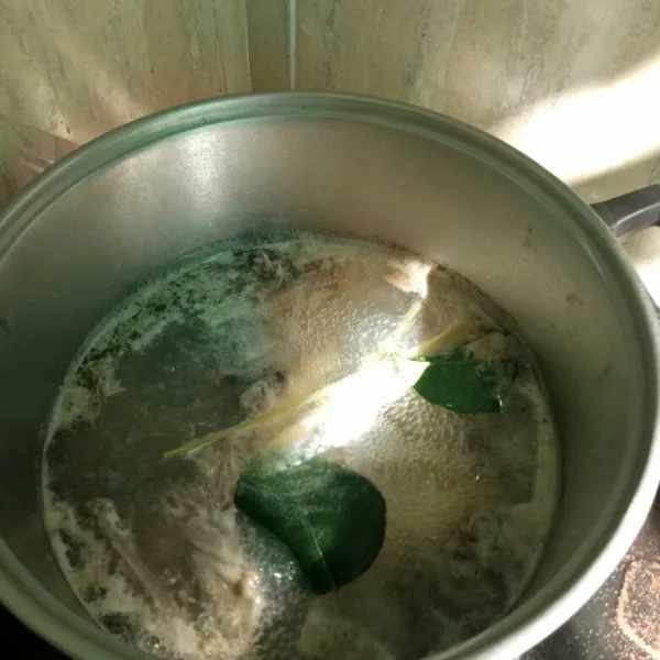 Cara membuat air kaldu : rebus tulang ayam kemudian tambahkan daun jeruk. sereh dan merica secukupnya. Masak sampai sari-sari ayam keluar.