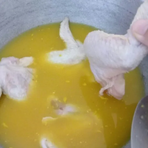 Masukan ayam yang sudah dicuci bersih.