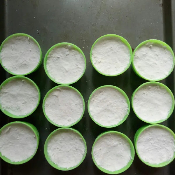 Tutup lagi dengan adonan tepung dan padatkan.