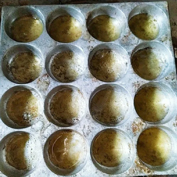 Panaskan loyang yang sudah diberi minyak.