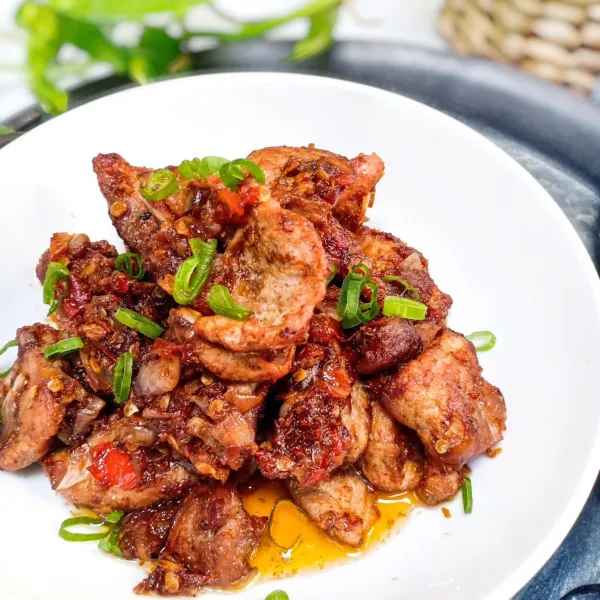 Ddaging goreng sambal siap disajikan.