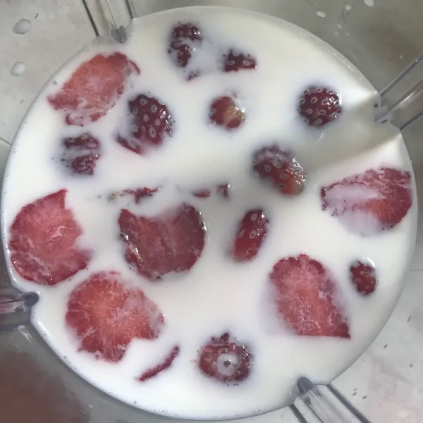 Blender susu full cream dengan strawberry.