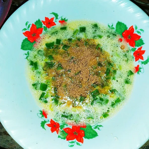 Masukan bawang prei yang sudah diiris,garam,merica bubuk dan kaldu bubuk. Lalu aduk hingga tercampur rata.