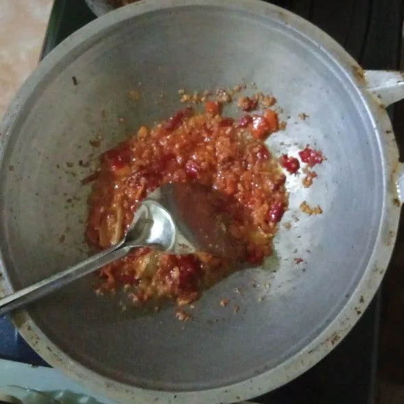 Tumis bumbu lalu tambahkan kecap, garam, gula, penyedap rasa, daun salam, daun jeruk, sereh, jahe, cabe iris.
