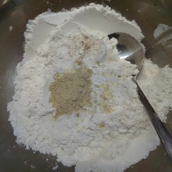 Campur tepung terigu, tepung tapioka, garam, penyedap rasa dan lada bubuk.