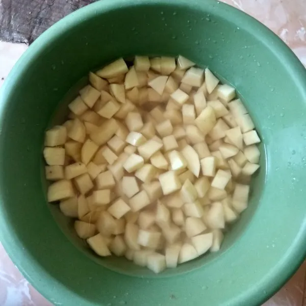 Potong dadu kentang lalu rendam dalam air.