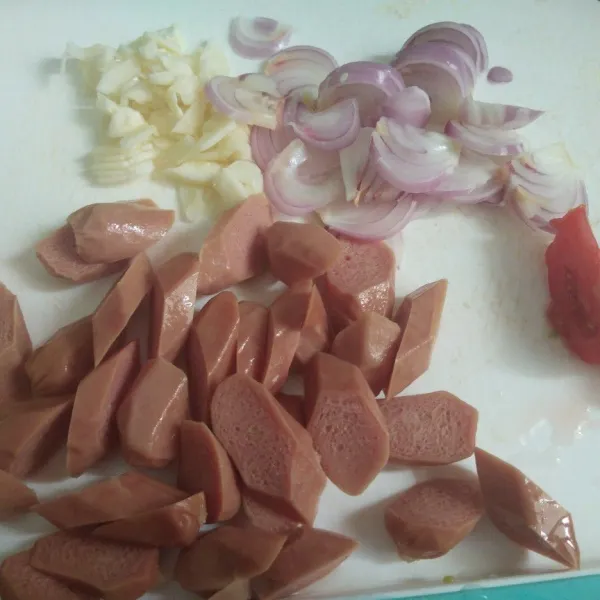Siapkan sosis,bawang putih,bawang bombay dan tomat.