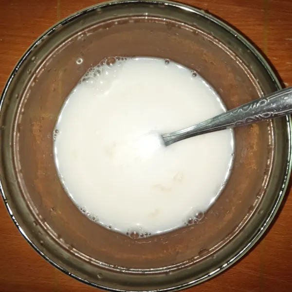 Tuangkan 4 sdm susu kental manis ke mangkuk ketiga,lalu aduk sampai rata