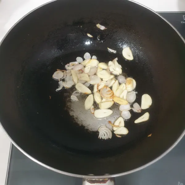 Panaskan sedikit minyak, goreng irisan bawang merah dan bawang putih, sampai harum.angkat dan tiriskan.