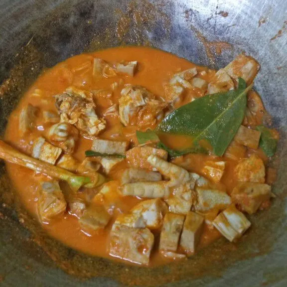 Masukkan nangka muda dan ayam,  aduk rata.  Masak kurang lebih 5 menit.