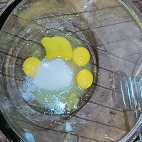 Masukkan kedalam wadah telur, gula dan SP dan vanili bubuk.