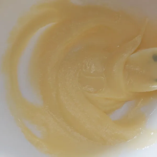 Dalam wadah lain kocok mentega dan gula hingga terlihat halus lembut.