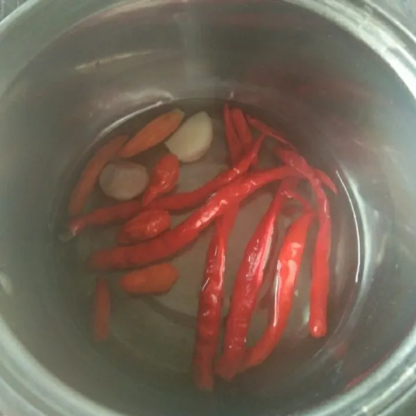Rebus hingga layu bahan sambal, cabe merah, cabe rawit, bawang putih dan bawang merah, angkat dan tiriskan.