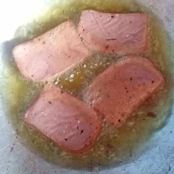 Panaskan minyak, goreng kornet setengah mateng.