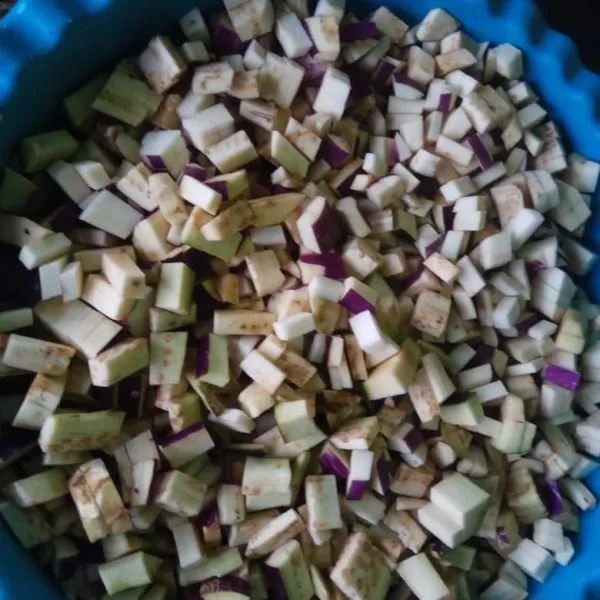 Potong terong kotak-kotak kecil, lalu cuci panaskan minyak untuk menggoreng.