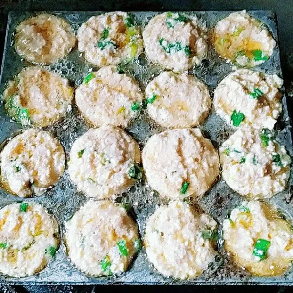 Panaskan loyang yang sudah diberi minyak. Jika sudah panas Masukan adonan kedalam loyang.