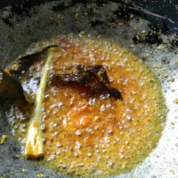 Siapkan wajan dengan minyak goreng, tumis bumbu halus beserta serai dan daun salam hingga harum.