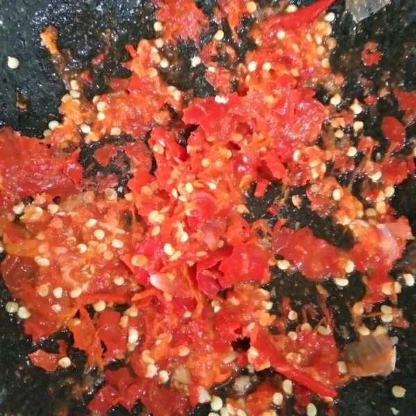 Siapkan ulekan, haluskan bahan sambal (saya ulek tidak terlalu halus), tambahkan garam himalaya dan gula pasir, aduk rata.