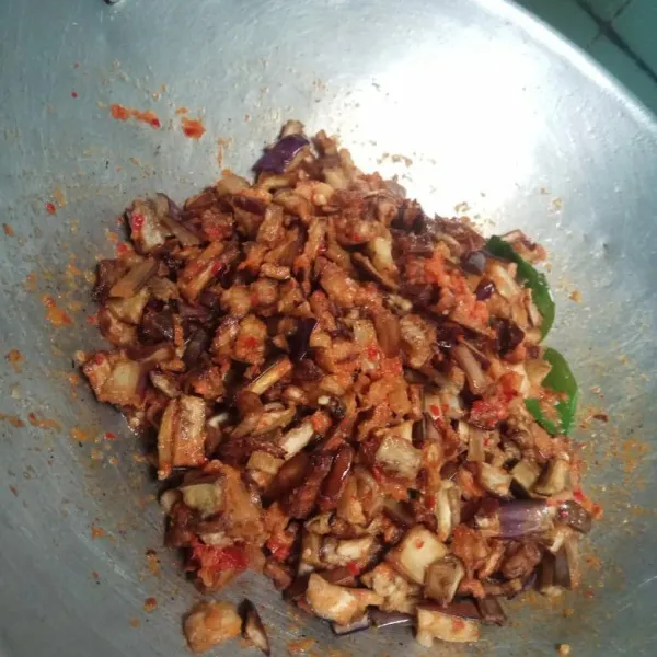 Masukkan terong yang sudah di goreng tadi. Aduk merata.
