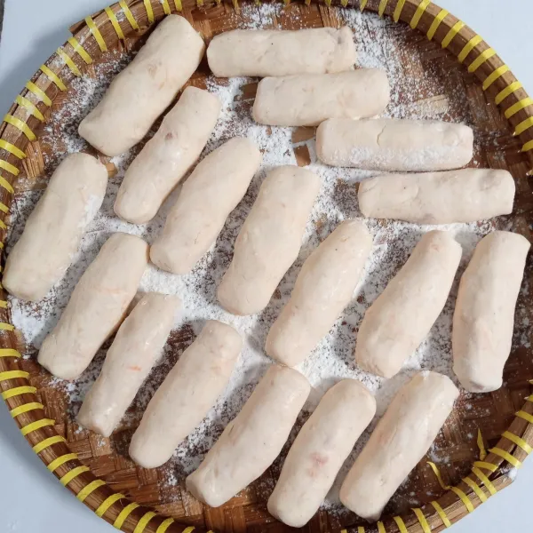 Olesi tangan dengan tepung terigu. Kemudian ambil secukupnya adonan. bentuk memanjang.