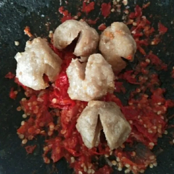 Masukan bakso yang sudah digoreng di atas sambak.