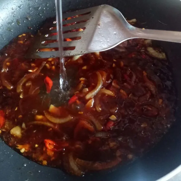 Masukkan semua saus dan air aduk hingga meletup-meletup.
