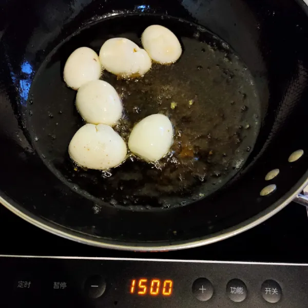 Panaskan minyak, goreng telur hingga berkulit. lalu Sisihkan terlebih dahulu.