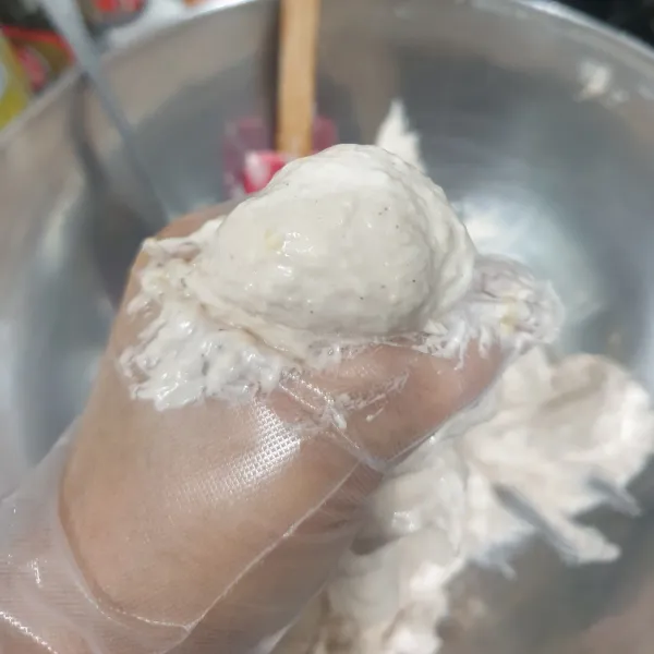 Pindahkan adonan Soaci ke dalam mangkok, dan bentuk baso.