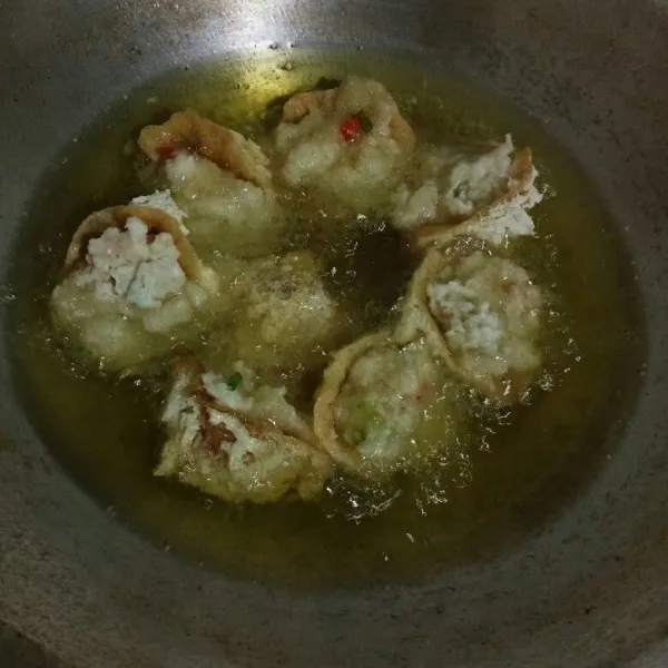 Kemudian goreng dalam minyak panas hingga matang kecoklatan,angkat dan tiriskan.