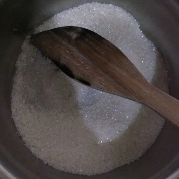 Panaskan 200 gr gula pasir dengan api kecil. Aduk terus menerut hingga semuanya mencair menjadi karamel.