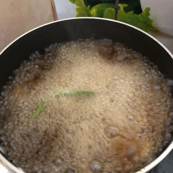 siapkan panci, masukan air, gula aren , daun pandan & jahe. aduk rata