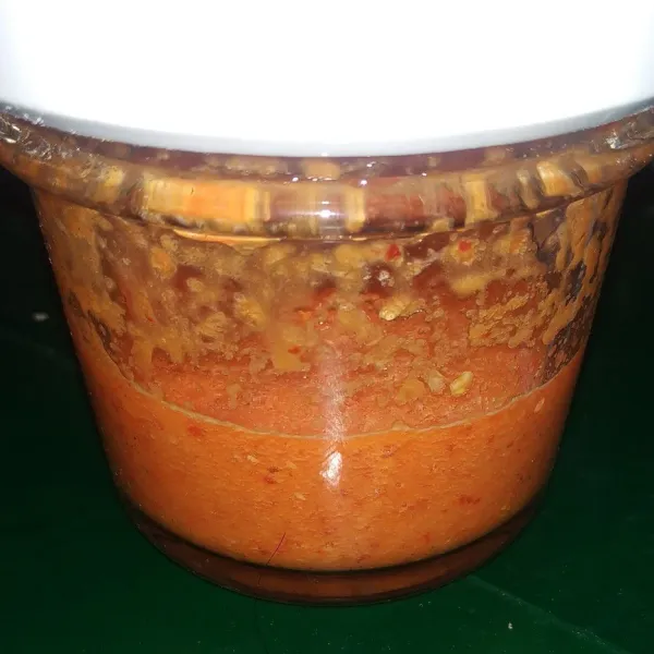 Haluskan bawang putih bawang merah, dan cabe sesuai selera