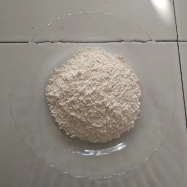 Siapkan tepung terigu dalam mangkuk besar.