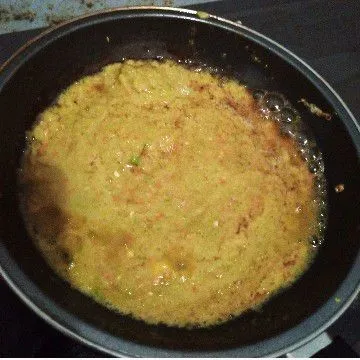 panaskan minyak tumis bumbu halus, daun jeruk dan lengkuas sampai harum
