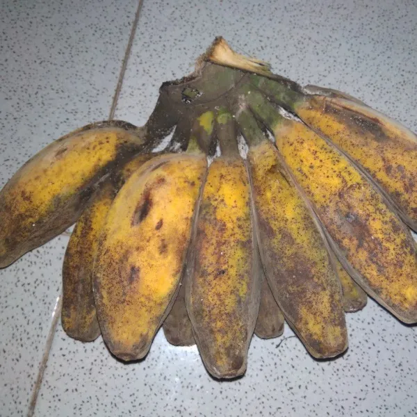 Pilih pisang yang sudah matang untuk di masak.